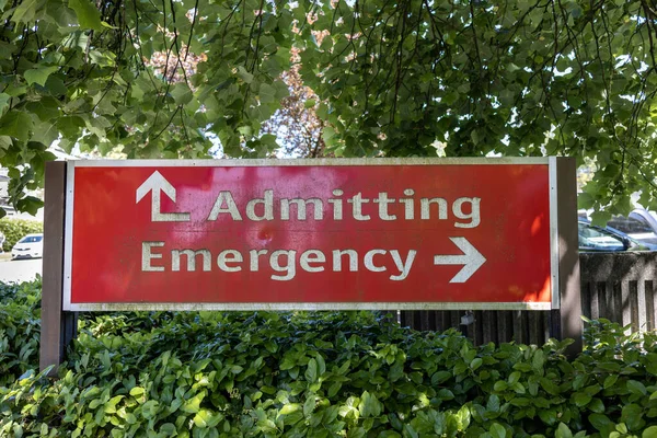 方向標識の表示北バンクーバーのライオンズゲート病院の入り口で緊急事態を認める — ストック写真