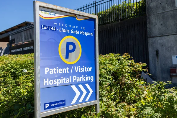 バンクーバー カナダ 2022年7月12日 ライオンズ ゲート病院前の看板患者と訪問者の駐車場の表示 — ストック写真