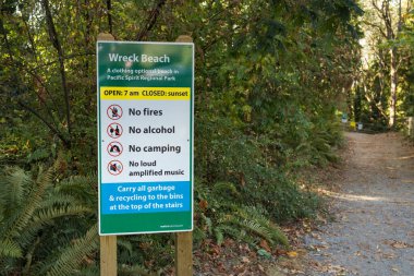 Vancouver, Kanada - 14 Ekim 2022: Wreck Beach girişindeki uyarı işareti