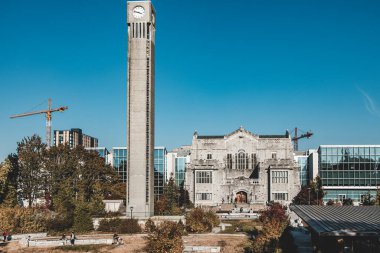 Vancouver, Kanada - 14 Ekim 2022: British Columbia Üniversitesi 'nde Irving K. Barber Öğrenme Merkezi ve Saat Kulesi