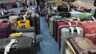 Vancouver, Kanada - 20 Aralık 2022: Vancouver Uluslararası Havaalanı 'nda yolcuların bavulları ile kaos. Tüm uçuşlar kar fırtınası ve şiddetli hava şartları nedeniyle iptal edildi.