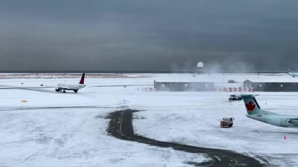 Ванкувер Канада Декабря 2022 Года Снегоочиститель Очищает Дорогу Аэропорту После — стоковое видео