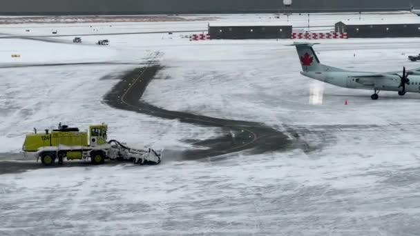 Vancouver Canada December 2022 Snow Plow Clearing Road Airport Severe — Vídeos de Stock