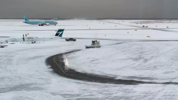 バンクーバー カナダ 2022年12月20日 この地域の厳しい北極圏の流出と吹雪の後 雪のプロウが空港で道路を掃除しています — ストック動画