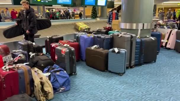 加拿大温哥华 2022年12月20日 温哥华国际机场旅客行李混乱 由于暴风雪和恶劣天气 所有航班都被取消了 — 图库视频影像