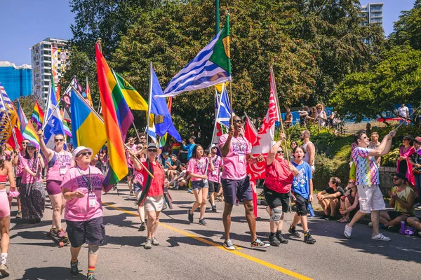 Vancouver Kanada Lipca 2022 Ludzie Chodzą Pacific Street Tęczową Flagą — Zdjęcie stockowe