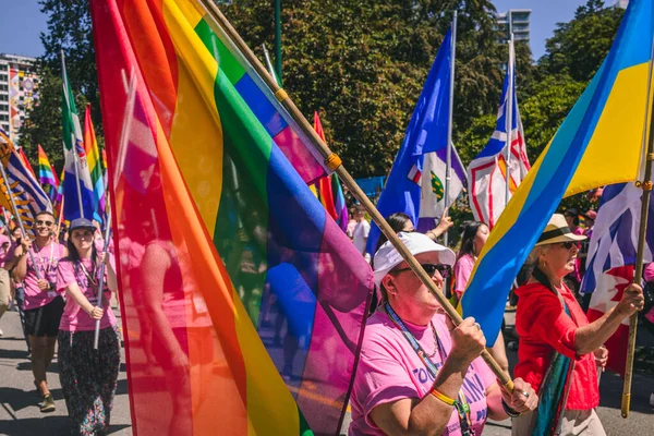 Vancouver Kanada Lipca 2022 Ludzie Chodzą Pacific Street Tęczową Flagą — Zdjęcie stockowe