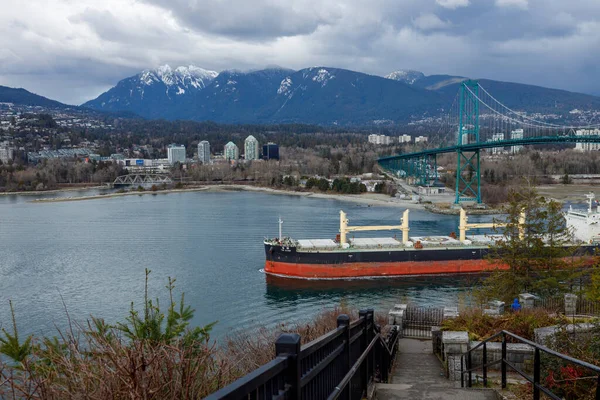 Vancouver Kanada März 2023 Ein Massives Frachtschiff Fährt Unter Der — Stockfoto