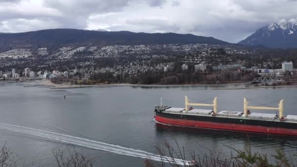 Vancouver Canadá Marzo 2023 Enorme Buque Carga Navega Bajo Puente — Vídeos de Stock