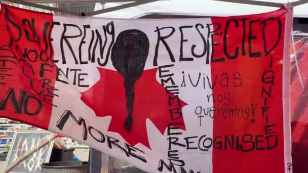 Vancouver Kanada Maja 2023 Widok Odwróconej Kanadyjskiej Flagi Licznymi Autochtonicznymi — Wideo stockowe