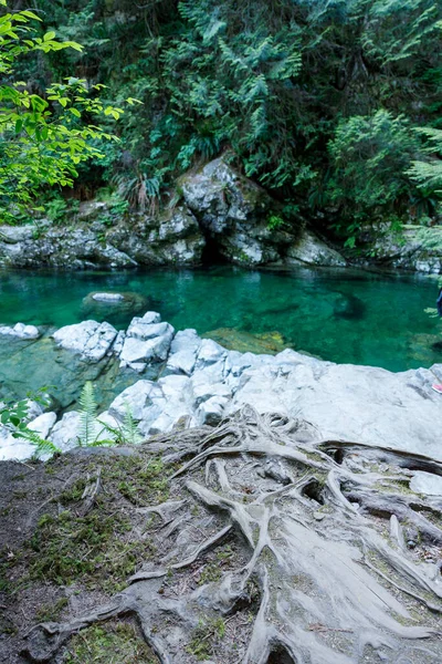 Μια Όμορφη Τρύπα Γαλαζοπράσινα Νερά Που Βρίσκεται Κοντά Στο Twin — Φωτογραφία Αρχείου