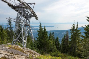 Gürcistan Boğazı 'nın Grouse Dağı' ndaki manzarası Vancouver ve Burrard Körfezi 'nin büyüleyici manzaralarını sunuyor.