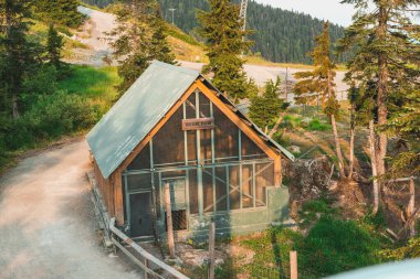 Ayı Yuvası Binası 'nın Vancouver' daki Grouse Dağı 'nın tepesindeki Boz Habitat' taki görüntüsü