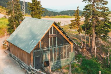 Ayı Yuvası Binası 'nın Vancouver' daki Grouse Dağı 'nın tepesindeki Boz Habitat' taki görüntüsü
