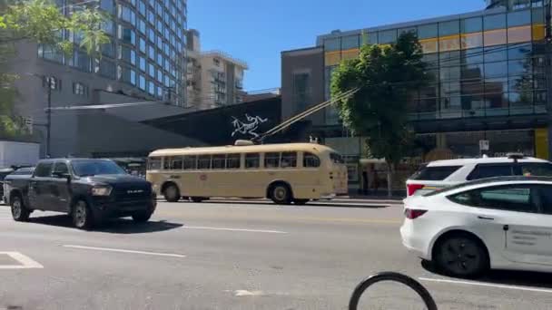 カナダのバンクーバー 2023 バーラードストリートのヴィンテージ75歳のトロリーバス — ストック動画