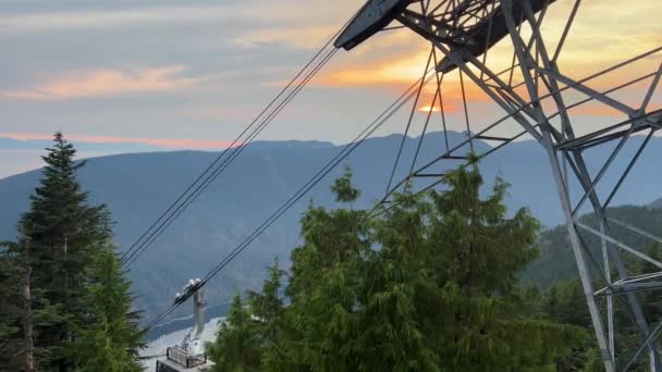 加拿大温哥华 2023年8月5日 在令人叹为观止的落日背景下 格罗斯山的天桥贡多拉场景 — 图库视频影像
