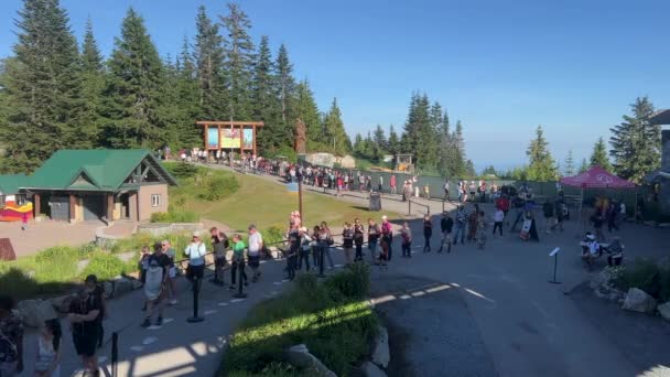 カナダ バンクーバー 2023年8月5日 グラウス山のスキライドの外の巨大なライン 乗馬を待っている人々 — ストック動画