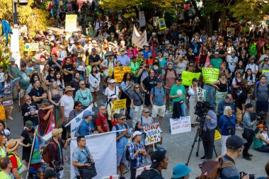 Vancouver, Kanada - 15 Eylül 2023: Vancouver Belediye Binası önündeki Küresel İklim Grevi.