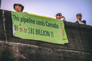 Vancouver, Kanada - 15 Eylül 2023; Bu boru hattı Vancouver Belediye Binası önündeki Küresel İklim Grevi kapsamında Kanada 'ya 31 milyar dolara mal oldu