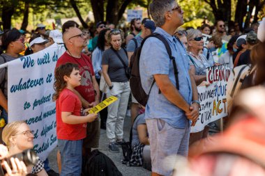 Vancouver, Kanada - 15 Eylül 2023: Vancouver Belediye Binası önündeki Küresel İklim Grevi.