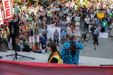 Vancouver, Kanada - 15 Eylül 2023: Vancouver Belediye Binası önündeki Küresel İklim Grevi.