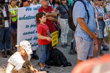 Vancouver, Kanada - 15 Eylül 2023: Vancouver Belediye Binası önündeki Küresel İklim Grevi.