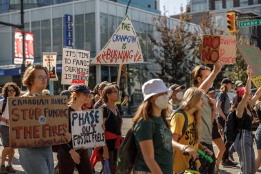 Vancouver, Kanada - 15 Eylül 2023: Vancouver 'daki Küresel İklim Grevi kapsamında Cambie Caddesi' nde yürüyen genç eylemciler