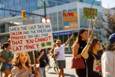 Vancouver, Kanada - 15 Eylül 2023: Son Ağaç düşüp nehirler zehirlendiğinde Vancouver 'daki Küresel İklim Grevi' nin bir parçası olarak para yiyemeyeceğinizi anlayacaksınız.
