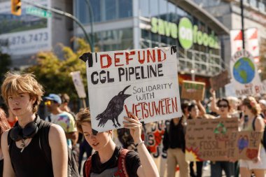 Vancouver, Kanada - 15 Eylül 2023: Vancouver 'daki Küresel İklim Grevi kapsamında Cambie Caddesi' nde yürüyen Defund GGGL boru hattı (Wetsuweten Dayanışması)
