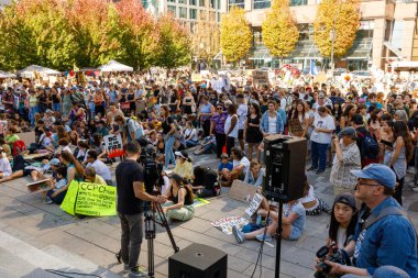 Vancouver, Kanada - 18 Eylül 2023 Aktivistler Vancouver Sanat Galerisi önündeki İklim Değişikliği Grevi kapsamında pankart hazırlıyorlar