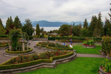 Vancouver, Kanada - 3 Eylül 2021: UBC Botanik Bahçesi 'nden çekilen güzel sahne Vancouver' da okyanus ve dağları gösteriyor.