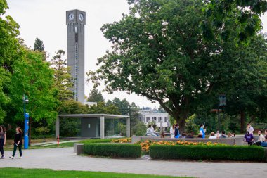 Vancouver, Kanada - 3 Eylül 2021: UBC Saat Kulesi ve Kütüphanesi