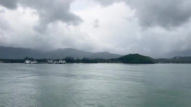 Şiddetli fırtına bulutları altında Koh Samui 'den Donsak, Tayland' a giden feribot rotasındaki okyanus ve adaların manzarası.