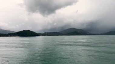 Şiddetli fırtına bulutları altında Koh Samui 'den Donsak, Tayland' a giden feribot rotasındaki okyanus ve adaların manzarası.