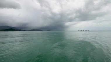 Şiddetli fırtına bulutları altında Koh Samui 'den Donsak, Tayland' a giden feribot rotasındaki okyanus ve adaların manzarası.