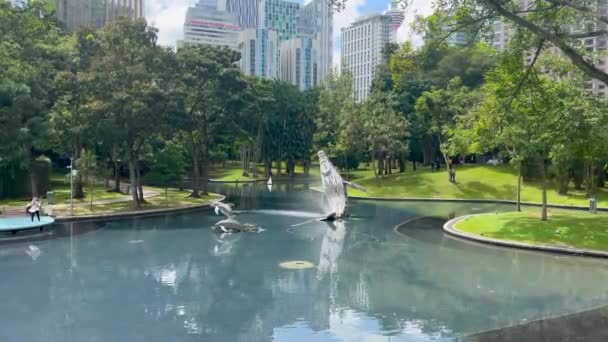 쿠알라룸푸르 말레이시아 2024 Klcc 공원에서 연못에서 동상의 — 비디오
