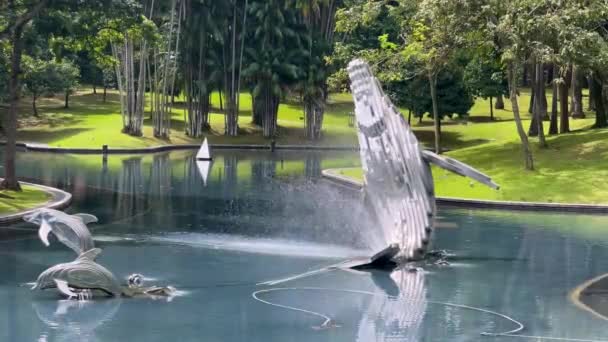 Kuala Lumpur Malezya Ocak 2024 Klcc Parkı Ndaki Gölette Balina — Stok video