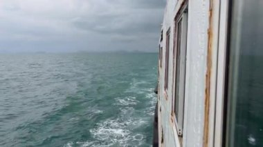 Surat Thani 'den Koh Samui, Tayland' a giden feribotun güzel uyanışı, dingin mavi sular ve hareket halindeki kuşlar.