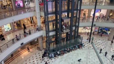 Kuala Lumpur, Malezya - 3 Ocak 2024: Suria KLCC alışveriş merkezinin içi Kuala Lumpur, Malezya 'nın göbeğinde hareketli bir alışveriş ve eğlence deneyimi sunuyor