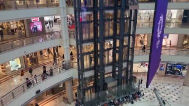 Kuala Lumpur, Malezya - 3 Ocak 2024: Suria KLCC alışveriş merkezinin içi Kuala Lumpur, Malezya 'nın göbeğinde hareketli bir alışveriş ve eğlence deneyimi sunuyor