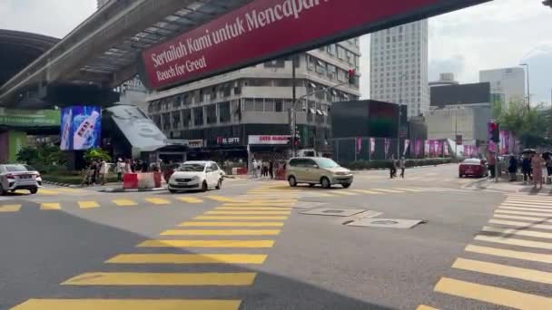 Kuala Lumpur Malasia Enero 2024 Famosa Intersección Dos Bulliciosas Calles — Vídeo de stock