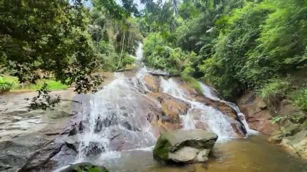 Красивый Водопад Намуанг Скрытый Посреди Пышных Джунглей Острова Самуи Таиланд — стоковое видео