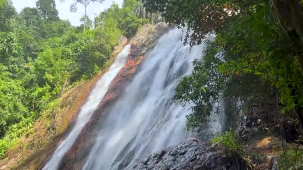 美丽的纳曼江瀑布隐藏在泰国高山辉茂密的丛林中 提供了一个宁静的 风景如画的逃入大自然怀抱的途径 — 图库视频影像