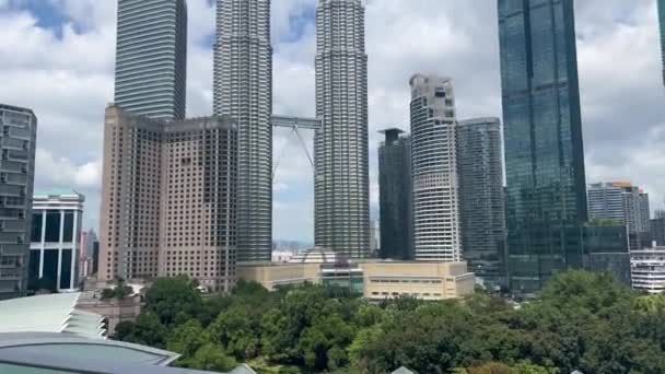 쿠알라룸푸르 말레이시아 2024 쿠알라룸푸르 컨벤션 센터의 지붕에서 바라보는 전망은 상징적인 — 비디오