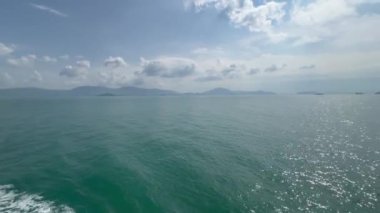 Surat Thani 'den Koh Samui, Tayland' a giden feribotun güzel uyanışı, dingin mavi sular ve hareket halindeki kuşlar.
