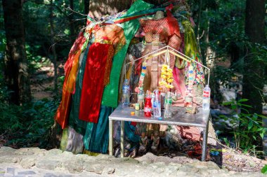 Koh Samui, Tayland - 11 Aralık 2023: Koh Samui 'deki Namuang Şelalesi' nin girişinde, yerel gelenek ve ruhaniliği somutlaştıran geleneksel bir Tayland Ruh Evi duruyor.