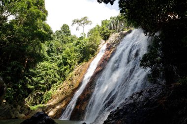 Güzel Namuang Şelalesi Koh Samui, Tayland 'da yağmur mevsiminde