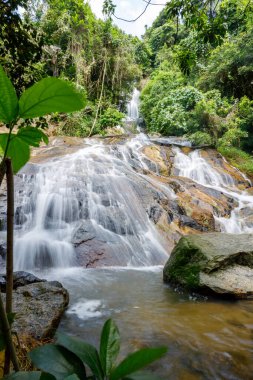Güzel Namuang Şelalesi 2 Koh Samui, Tayland 'da yağmur mevsimi boyunca