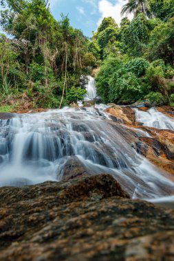 Güzel Namuang Şelalesi 2 Koh Samui, Tayland 'da yağmur mevsimi boyunca