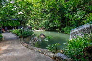 Koh Samui, Tayland 'da yağmur mevsiminde Güzel Namuang Şelalesi' nin aşağı bölgesi